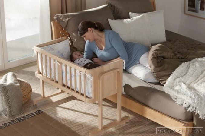 Łóżeczko dziecięce w sypialni rodziców - 1
