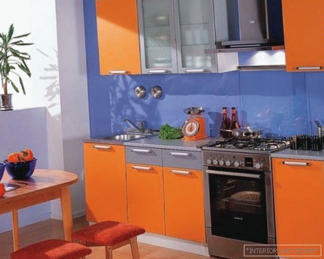 Niebiesko-pomarańczowy projekt kuchni