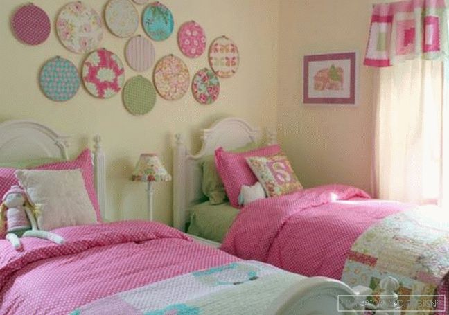 Sypialnia w odcieniach różu i fioletu - фото 2
