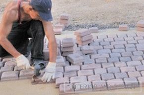 Układanie kostki brukowej na betonie