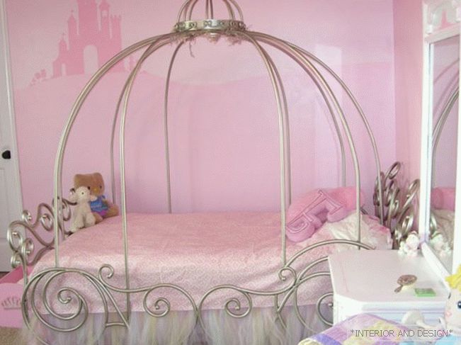 Różowy pokój dla dziewczynki w wieku 12 lat