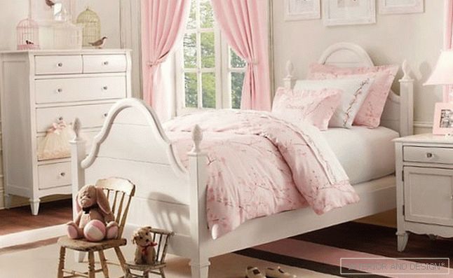 Różowa dziecięca sypialnia